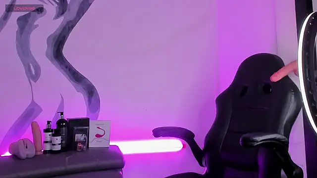 Snapshot of LiamDeep chatting on 10-15-25, 08:20 LiamDeep online show from 10-15-25, 08:20