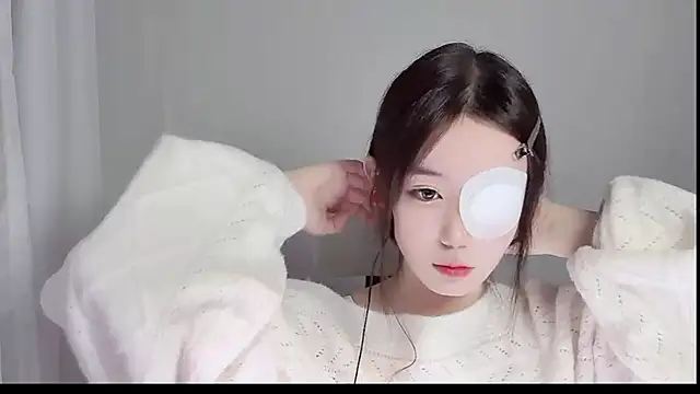 Xiao-runbao online show from 10-15-25, 01:33