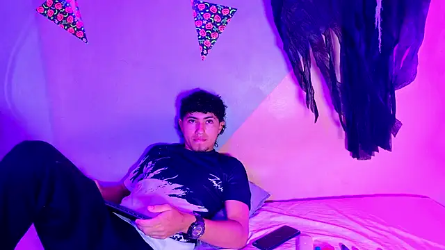 Laura and Kevin online show from 10-28-25, 01:36