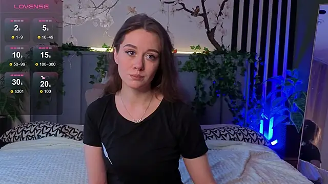 Snapshot of SkyHelen chatting on 11-13-25, 04:33 SkyHelen online show from 11-13-25, 04:33