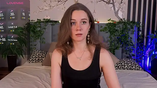 Snapshot of SkyHelen chatting on 11-19-25, 04:12 SkyHelen online show from 11-19-25, 04:12