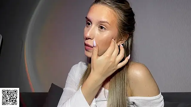 ElysiaXo online show from 10-23-25, 09:57