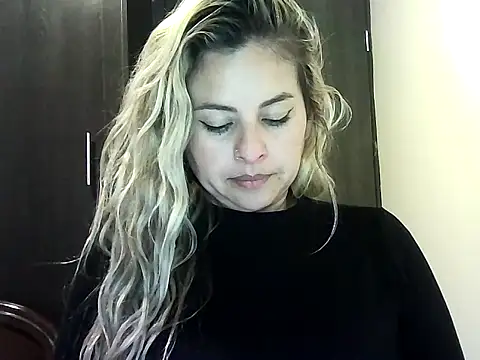 Snapshot of Valery__Rouse_ chatting on 11-22-25, 03:27 Valery Rouse online show from 11-22-25, 03:27