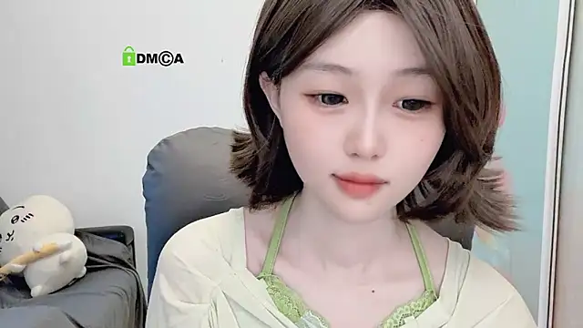 Snapshot of gummy-candy chatting on 10-17-25, 02:26 gummy-candy online show from 10-17-25, 02:26