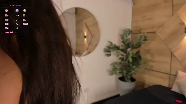 Snapshot of Vale_Lux chatting on 10-16-25, 02:07 Vale Lux online show from 10-16-25, 02:07