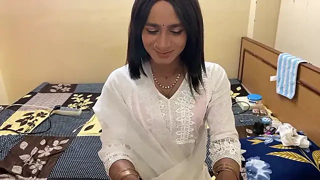 Snapshot of LuvLayla chatting on 02-06-26, 05:38 LuvLayla online show from 02-06-26, 05:38