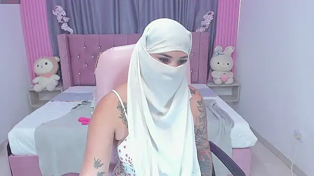 Snapshot of Nayla-Mouna chatting on 09-08-25, 07:46 Nayla-Mouna online show from 09-08-25, 07:46