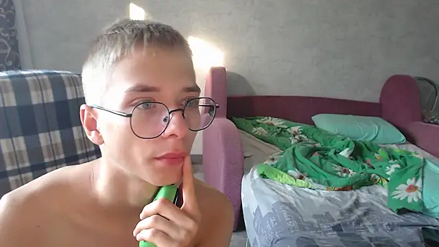 glasses cat online show from 09-22-25, 05:53