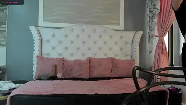 Snapshot of naomi_cooper__ chatting on 09-24-25, 01:58 naomi cooper online show from 09-24-25, 01:58