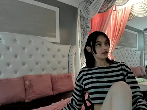Snapshot of naomi_cooper__ chatting on 10-01-25, 01:39 naomi cooper online show from 10-01-25, 01:39