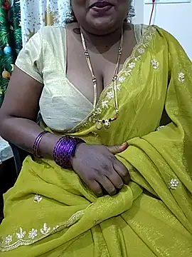 Snapshot of Silk_Smitha_27 chatting on 12-19-25, 04:36 Silk Smitha 27 online show from 12-19-25, 04:36