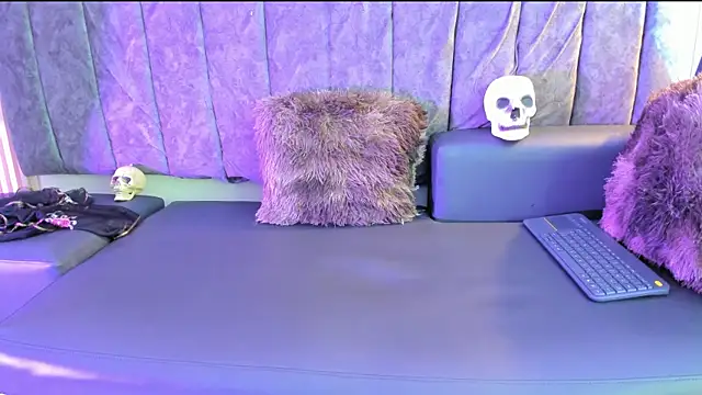 Snapshot of Rowan_Mills chatting on 09-30-25, 08:25 Rowan Mills online show from 09-30-25, 08:25