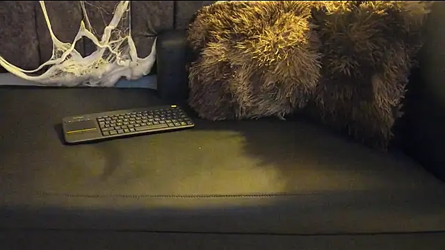 Snapshot of Rowan_Mills chatting on 10-31-25, 08:21 Rowan Mills online show from 10-31-25, 08:21