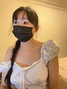 Snapshot of Minnie-2025 chatting on 05-20-26, 04:13 Minnie-2025 online show from 05-20-26, 04:13