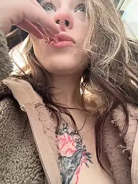 Snapshot of Mimiumuy chatting on 12-23-25, 09:18 Mimiumuy online show from 12-23-25, 09:18