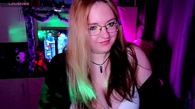 Snapshot of ZayaRush chatting on 12-04-25, 12:58 ZayaRush online show from 12-04-25, 12:58