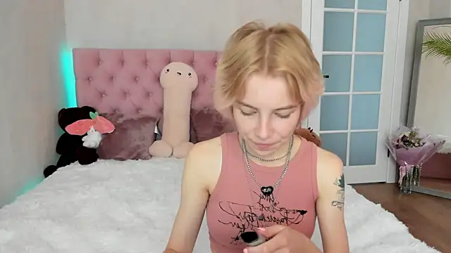 Pink Lila18 online show from 09-15-25, 09:42