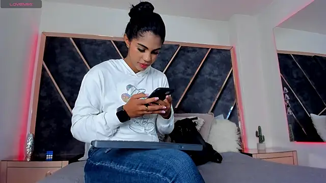 SusanaHenao online show from 11-24-25, 05:23