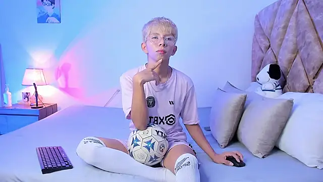 Hyunjin Son online show from 01-19-26, 04:33