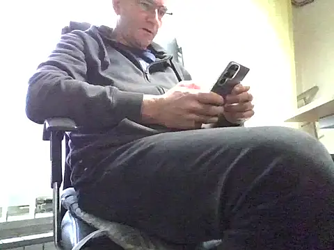 Snapshot of IMGTomi chatting on 12-22-25, 11:18 IMGTomi online show from 12-22-25, 11:18