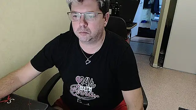 blueandwhite1 online show from 12-19-24, 04:02