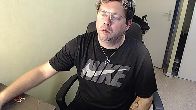 blueandwhite1 online show from 01-10-25, 03:37