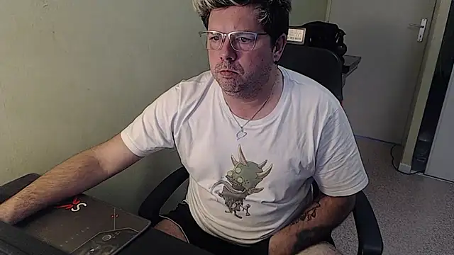 blueandwhite1 online show from 01-17-25, 03:32