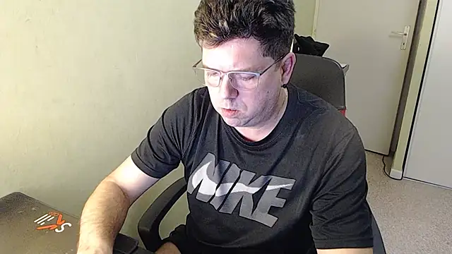 blueandwhite1 online show from 02-01-25, 04:22