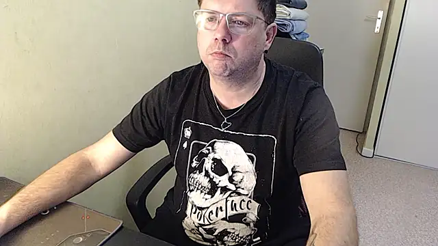 blueandwhite1 online show from 02-03-25, 05:24