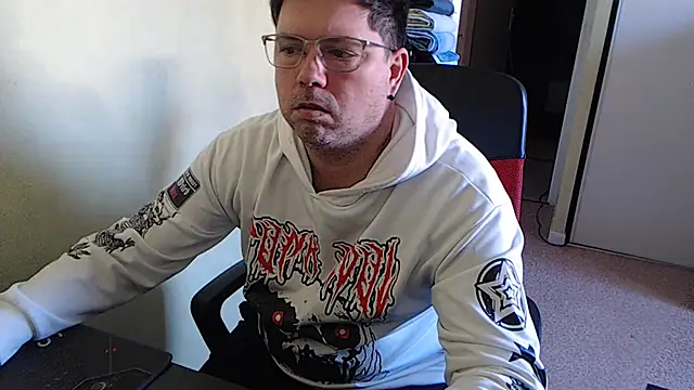 blueandwhite1 online show from 02-05-25, 11:23