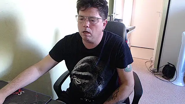 blueandwhite1 online show from 10-07-25, 02:25