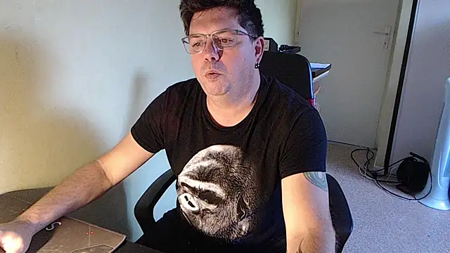 blueandwhite1 online show from 10-08-25, 07:17