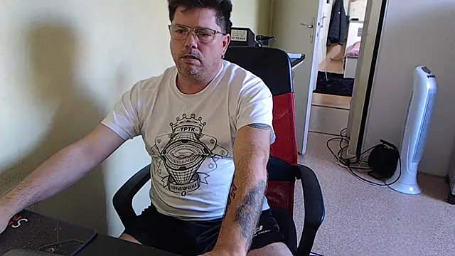 blueandwhite1 online show from 10-18-25, 09:21