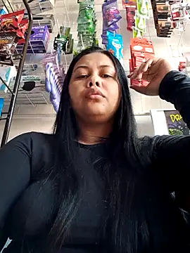 Snapshot of Alessandraa- chatting on 10-23-25, 03:11 Alessandraa- online show from 10-23-25, 03:11