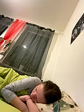 Snapshot of Bloom_evl chatting on 12-18-25, 11:00 Bloom evl online show from 12-18-25, 11:00