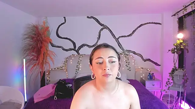 Snapshot of SarahCastro1_ chatting on 10-13-25, 04:12 SarahCastro1 online show from 10-13-25, 04:12