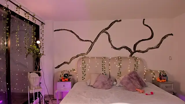 Snapshot of SarahCastro1_ chatting on 10-21-25, 04:35 SarahCastro1 online show from 10-21-25, 04:35