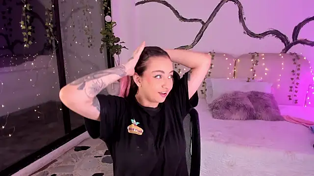 SarahCastro1  online show from 11-13-25, 04:44