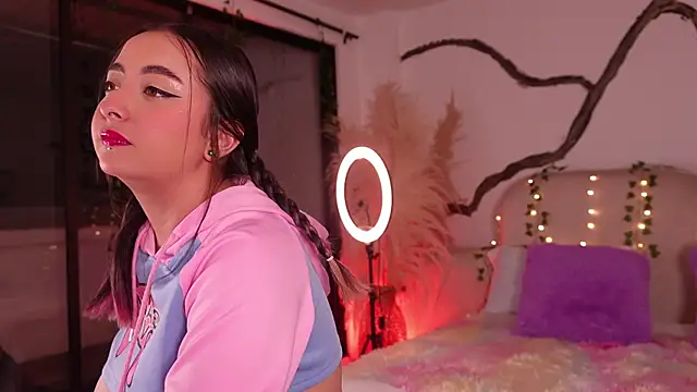 SarahCastro1  online show from 12-17-25, 05:13