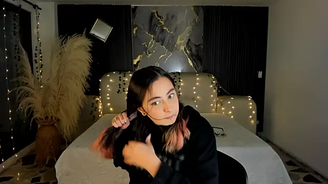 SarahCastro1  online show from 01-07-26, 04:37