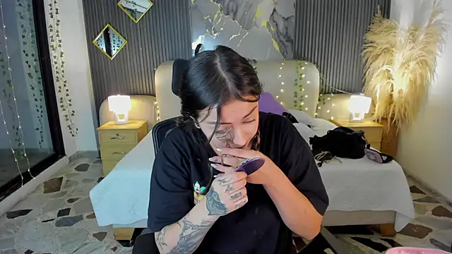 SarahCastro1  online show from 02-17-26, 04:20