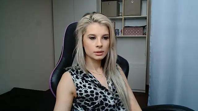 KristineGlow online show from 06-18-26, 09:25