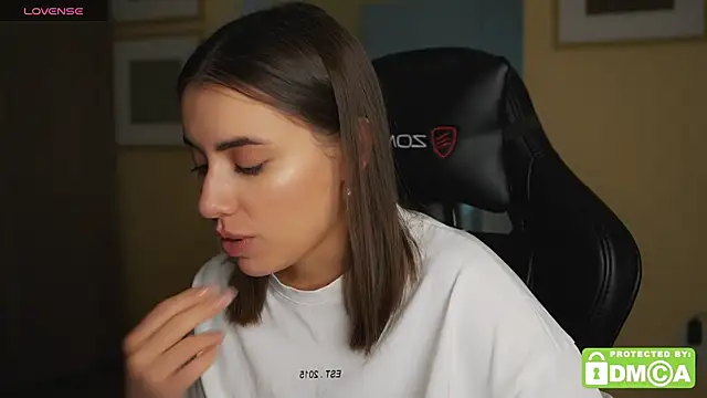 Snapshot of KateCarrey chatting on 10-30-25, 03:35 KateCarrey online show from 10-30-25, 03:35