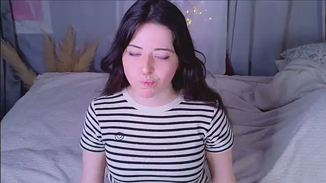 Snapshot of SoftAmora chatting on 01-10-26, 06:48 SoftAmora online show from 01-10-26, 06:48