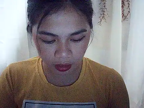 Snapshot of Zachariah_05 chatting on 10-18-25, 05:32 Zachariah 05 online show from 10-18-25, 05:32