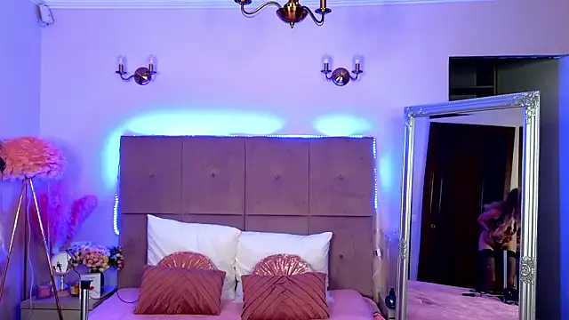 Nicole Bond online show from 02-02-26, 04:11