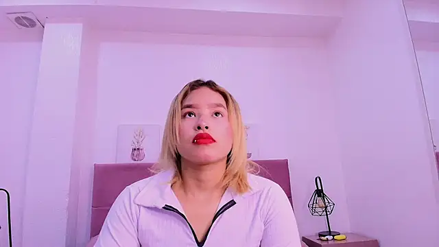Snapshot of CamiilaGlow chatting on 10-01-25, 04:13 CamiilaGlow online show from 10-01-25, 04:13