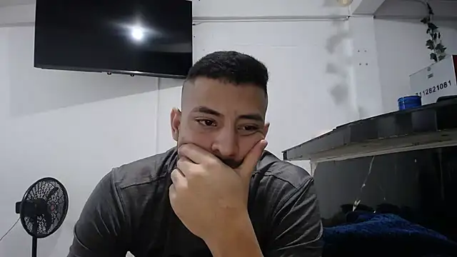 Snapshot of yohacriss chatting on 10-15-25, 05:07 yohacriss online show from 10-15-25, 05:07