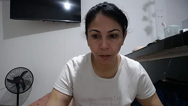 Snapshot of yohacriss chatting on 10-20-25, 08:09 yohacriss online show from 10-20-25, 08:09