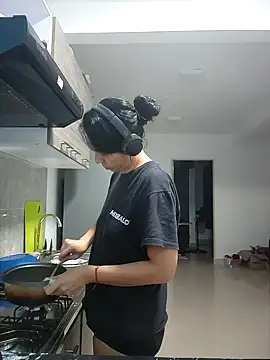 Snapshot of yohacriss chatting on 11-10-25, 12:31 yohacriss online show from 11-10-25, 12:31